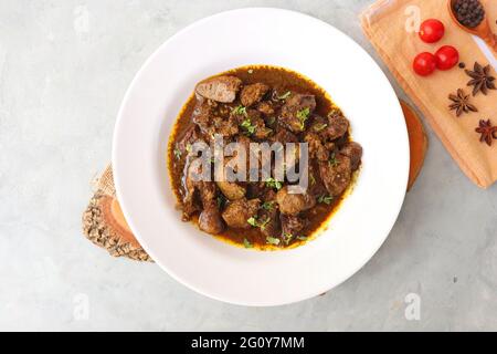 Hähnchenleber-Masala- oder Kaleji-Braten, garniert mit Koriander. Leberbraten ist ein sehr beliebtes nichtvegetarisches indisches Gericht. Hergestellt aus der Hühnerleber. Stockfoto