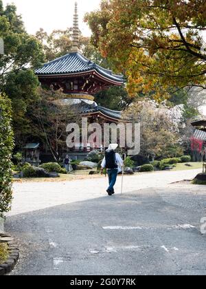 Tokushima, Japan - 2. April 2018: Buddhistischer Pilger in traditioneller Kleidung in Anrakuji, Tempel Nummer 6 der Shikoku-Wallfahrt Stockfoto