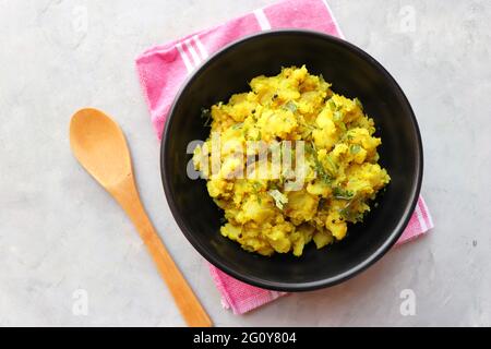 Indisch gekochte Kartoffelpüree, das sich mit einem „Sabzi“ oder einem „Mus Alu KI sukhi sabzi. Auch bekannt als Batatyachi suki bhaji in Marathi. Ideal für puri bhaji oder vada pav. Stockfoto
