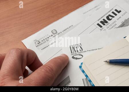 Carrara, Italien – 04. Juni 2021 – einheitliches Zahlungsformular (modulo di pagamento unificato) der Revenue Agency (agenzia delle entrate) und Logos der I Stockfoto