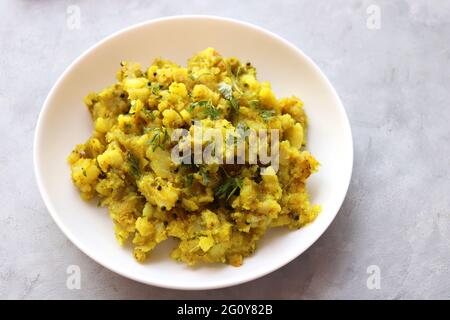 Indisch gekochte Kartoffelpüree, das sich mit einem „Sabzi“ oder einem „Mus Alu KI sukhi sabzi. Auch bekannt als Batatyachi suki bhaji in Marathi. Ideal für puri bhaji oder vada pav. Stockfoto