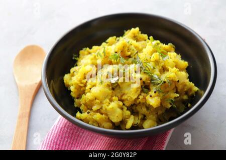 Indisch gekochte Kartoffelpüree, das sich mit einem „Sabzi“ oder einem „Mus Alu KI sukhi sabzi. Auch bekannt als Batatyachi suki bhaji in Marathi. Ideal für puri bhaji oder vada pav. Stockfoto