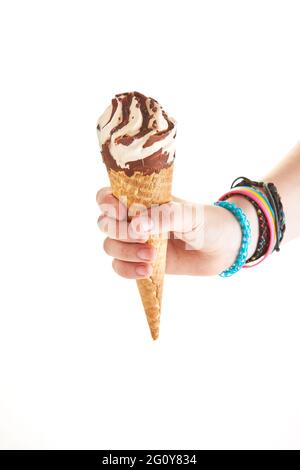 Halten von Eis mit Schokolade in Kegel in der Hand isoliert auf weißem Hintergrund Stockfoto