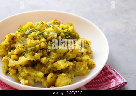 Indisch gekochte Kartoffelpüree, das sich mit einem „Sabzi“ oder einem „Mus Alu KI sukhi sabzi. Auch bekannt als Batatyachi suki bhaji in Marathi. Ideal für puri bhaji oder vada pav. Stockfoto