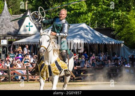 Das Georgia Renaissance Festival ist ein Wettkämpfer mit erfogten Ringen auf einem weißen Pferd während der Spiele in Fairburn (Metro Atlanta), Georgia. (USA) Stockfoto