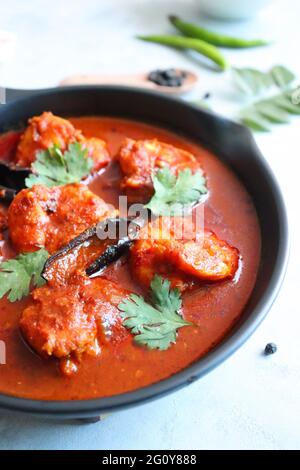 Goa Food-Indische traditionelle Goan Garnelen oder Shrimp-Kurry. Kolambiche kalwan/Tichle. Scharfe, hausgemachte Fischsoße, zubereitet mit Kokosmilch. Stockfoto