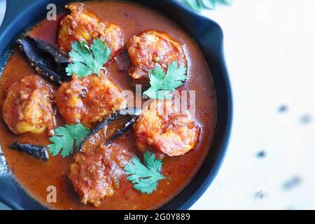 Goa Food-Indische traditionelle Goan Garnelen oder Shrimp-Kurry. Kolambiche kalwan/Tichle. Scharfe, hausgemachte Fischsoße, zubereitet mit Kokosmilch. Stockfoto