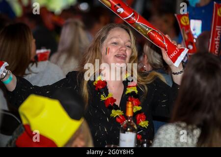 Die Abbildung zeigt Fans während eines Testevents mit rund 300 Fans nach dem Freundschaftsspiel der belgischen Fußballnationalmannschaft Red Stockfoto