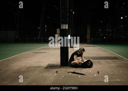 Hongkong, China. Juni 2021. Eine Frau mit E-Kerzenlicht würdigt die Opfer der tödlichen Niederschlagung des chinesischen Tiananmen-Platzes im Victoria Park. Die Polizei Verbot die jährliche Kerzenlichtmahnwache auf dem Platz des Himmlischen Friedens zum zweiten Mal in Folge aus Gründen der öffentlichen Gesundheit. Einige Menschen versammelten sich im Victoria Park in Hongkong bei Kerzenlicht, um die Opfer des tödlichen Niederschlagung des Tiananmen-Platzes durch China zu betrauern. Kredit: SOPA Images Limited/Alamy Live Nachrichten Stockfoto