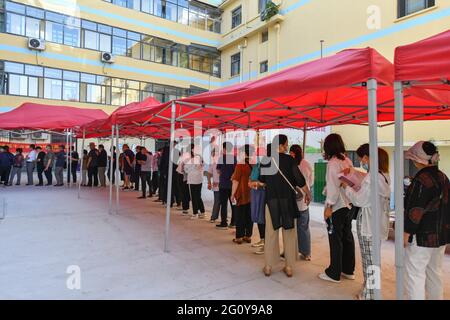 Fuyang, China. Juni 2021. In der Impfklinik des Gesundheitszentrums der Gemeinde Gulou in der Stadt Fuyang warten Menschen in einer Schlange darauf, sich mit dem Sinopharm COVID-19-Impfstoff impfen zu lassen. (Foto von Sheldon Cooper/SOPA Images/Sipa USA) Quelle: SIPA USA/Alamy Live News Stockfoto