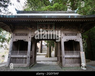 Tokushima, Japan - 3. April 2018: Hölzernes Eingangstor von Shosanji, Tempel Nummer 12 der Shikoku-Pilgerfahrt Stockfoto