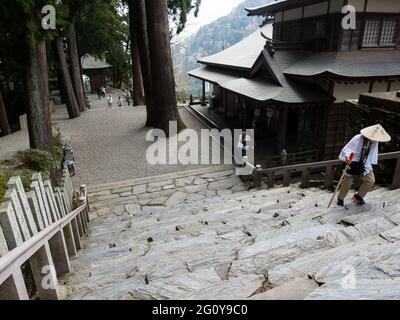 Tokushima, Japan - 3. April 2018: Buddhistischer Pilger, der die Treppe von Shosanji, Tempel Nummer 12 der Shikoku-Pilgerfahrt, erklimmen hat Stockfoto