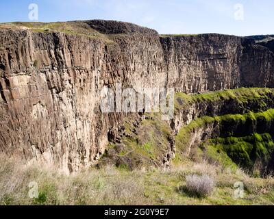 Felsformationen der Basaltsäule bei Palouse Falls, Bundesstaat Washington, USA, mit Wanderwegen entlang der Canyon-Wand Stockfoto