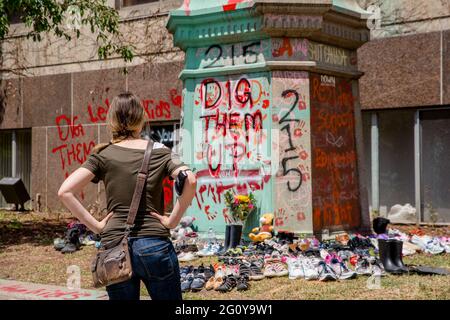 1. Juni 2021, Toronto, Ontario, Kanada: Die Statue wurde in roter Farbe übergossen..215 Schuhe wurden um die Statue von Egerton Ryerson auf dem Campus der Ryerson University gelegt und nach der Entdeckung von 215 Leichen von Studenten aus Wohnschulen in Kamloops, British Columbia, an einem Massengrab zerstört. Egerton Ryerson war ein ursprünglicher Architekt des Wohnschulsystems. (Bild: © Shawn Goldberg/SOPA Images via ZUMA Wire) Stockfoto