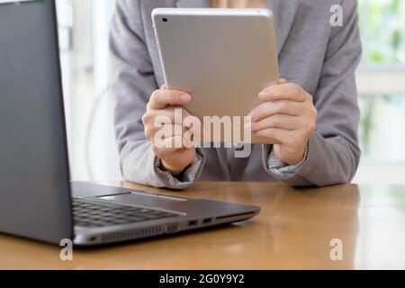 Geschäftsfrau im Büro arbeiten an digital-Tablette Stockfoto