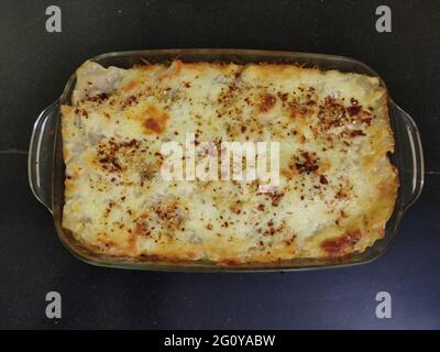 Lasagne in Glasplatte serviert, Lasagne sind eine Art von breiten, flachen Pasta, möglicherweise eine der ältesten Arten von Pasta. Lasagne oder die einzigartige Lasagne Stockfoto