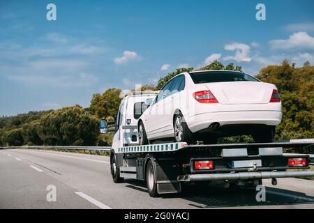 Car Service Transportkonzept. Abschleppwagen Transport Auto Oder Hilfe Auf Straße Transporte Wracker Broken Car. Automatisches Abschleppen, Abschleppwagen Für Stockfoto