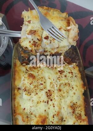 Lasagne in Glasplatte serviert, Lasagne sind eine Art von breiten, flachen Pasta, möglicherweise eine der ältesten Arten von Pasta. Lasagne oder die einzigartige Lasagne Stockfoto