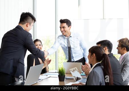 Handshake zwischen dem ausländischen CEO und der Asiatischen Manager, der erfolgreich für das Projekt, das Unternehmen Gewinn Gewinn macht aus dem jährlichen abgeschlossen Stockfoto
