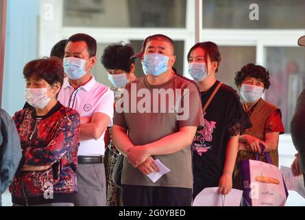 Fuyang, China. Juni 2021. In der Impfklinik des Gesundheitszentrums der Gemeinde Gulou in der Stadt Fuyang warten Menschen in einer Schlange darauf, sich mit dem Sinopharm COVID-19-Impfstoff impfen zu lassen. Kredit: SOPA Images Limited/Alamy Live Nachrichten Stockfoto