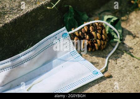 Reims France 03. Juni 2021 Chirurgische Maske zum Schutz vor dem Coronavirus, das während der Coronavirus-Pandemie in Frankreich auf die Straße geworfen wurde Stockfoto