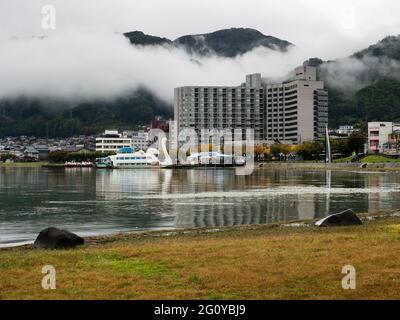 Suwa, Japan - 21. Oktober 2017: Regnerischer Tag im Suwa Lakeside Park mit schweren Wolken, die die Berge rund um den Suwako-See bedecken Stockfoto