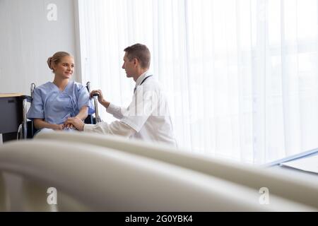 Arzt mit Patient reden und Diagnose schwerer Krankheit, Medizin und Gesundheitsversorgung Konzept Stockfoto