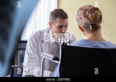 Arzt mit Patient reden und Diagnose schwerer Krankheit, Medizin und Gesundheitsversorgung Konzept Stockfoto