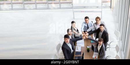 Draufsicht auf erfolgreiche Startup-Unternehmer und Geschäftsleute, die ihre Ziele erreichen. Luftaufnahme mit Teamarbeit von Geschäftsmann und Geschäftsfrau. Bus Stockfoto