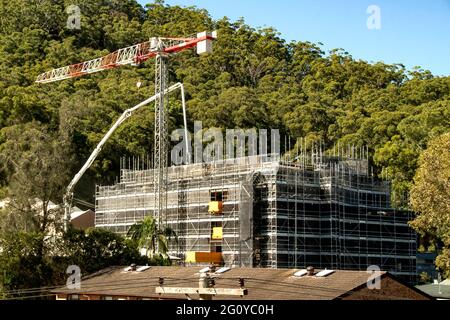 13. April 2021.Baufortschritt. Zementförderung durch Betonauslegerpumpe auf der neuen Hochhausbaustelle at56-58 Beane St. Gosford. . Australien. Co Stockfoto