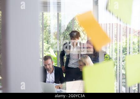 Geschäft Leute treffen Team, Unterrichtung und Erörterung neuer Plan. Die Analyse mit Teamwork über Projekt in Büro und Haftnotizen verwenden Sie Idee zu teilen. Gehirn Stockfoto