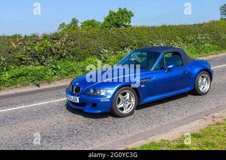 1999 90er Jahre BMW Blue Z3 320i Roadster auf dem Weg zur Capesthorne Hall Classic Car Show in Cheshire, Großbritannien Stockfoto