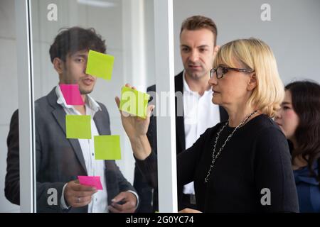 Geschäft Leute treffen Team, Unterrichtung und Erörterung neuer Plan. Die Analyse mit Teamwork über Projekt in Büro und Haftnotizen verwenden Sie Idee zu teilen. Gehirn Stockfoto