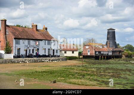 Das Royal Oak Public House und die Langstone Mill am Rande von Langstone Harbour, Havant, Hampshire, England, Großbritannien Stockfoto