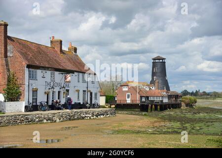 Das Royal Oak Public House und die Langstone Mill am Rande von Langstone Harbour, Havant, Hampshire, England, Großbritannien Stockfoto