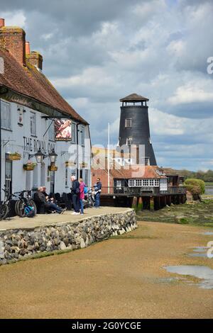 Das Royal Oak Public House und die Langstone Mill am Rande von Langstone Harbour, Havant, Hampshire, England, Großbritannien Stockfoto