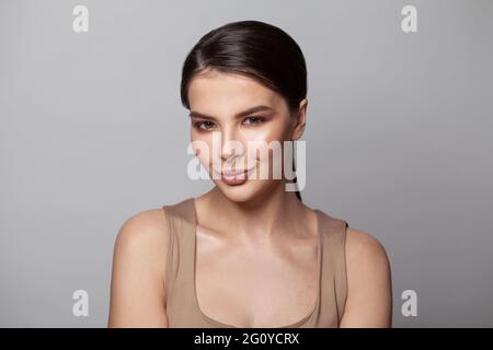Junge fröhlich gemischte Rasse Frau auf weißem Hintergrund Stockfoto