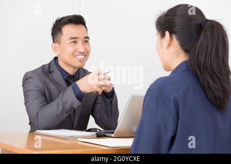 Job Interview, asiatische Geschäftsmann hören, Kandidaten Antworten bei der Einstellung von Personal mit der Firma zu arbeiten, die Einstellung von Rekrutierungen oder menschliche Stockfoto