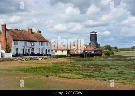 Das Royal Oak Public House und die Langstone Mill am Rande von Langstone Harbour, Havant, Hampshire, England, Großbritannien Stockfoto