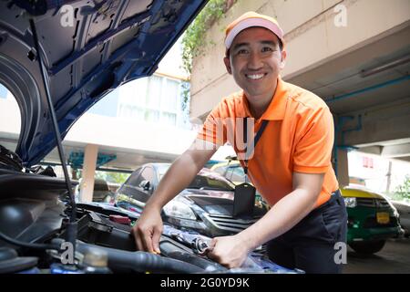 Automechaniker in der Garage, Car Service Konzept Stockfoto