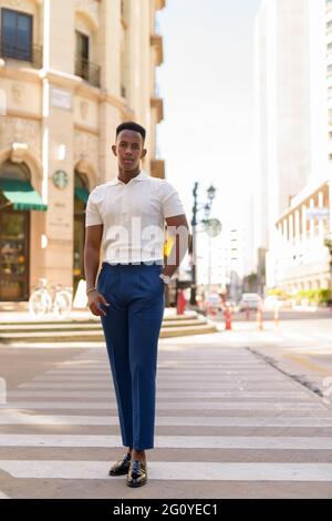 Porträt eines selbstbewussten jungen afrikanischen Geschäftsmannes in legerer Kleidung Stockfoto