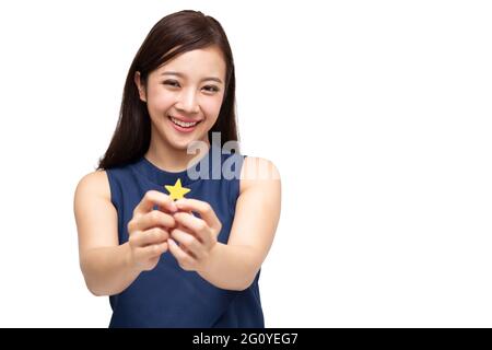 Glückliche asiatische Geschäftsfrau zeigt Sternzeichen isoliert auf weißem Hintergrund, Customer Experience und beste ausgezeichnete Service-Bewertung für Zufriedenheit con Stockfoto