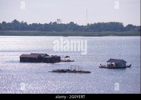 Hausboote auf dem Mekong River, Kampong Cham City, Kambodscha. © Kraig Lieb Stockfoto