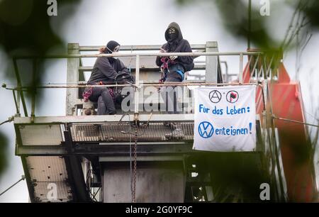 Wolfsburg, Deutschland. Juni 2021. Klimaaktivisten besetzen einen Turm auf dem Gelände des VW-Kohlekraftwerks. Seit dem frühen Morgen besetzen Demonstranten der Aktionsgruppe "Get off the Gas" das Kohlekraftwerk im Volkswagen-Werk in Wolfsburg. Quelle: Julian Stratenschulte/dpa/Alamy Live News Stockfoto