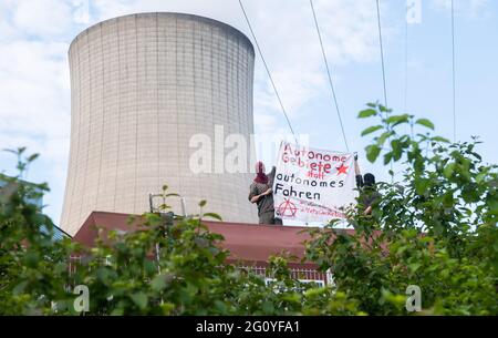 Wolfsburg, Deutschland. Juni 2021. Klimaaktivisten blockieren einen Kohlezug auf dem Gelände des VW-Kohlekraftwerks. Seit dem frühen Morgen besetzen Demonstranten der Aktionsgruppe "Get off the Gas" das Kohlekraftwerk im Volkswagen-Werk in Wolfsburg. Quelle: Julian Stratenschulte/dpa/Alamy Live News Stockfoto