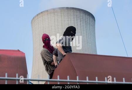 Wolfsburg, Deutschland. Juni 2021. Klimaaktivisten blockieren einen Kohlezug auf dem Gelände des VW-Kohlekraftwerks. Seit dem frühen Morgen besetzen Demonstranten der Aktionsgruppe "Get off the Gas" das Kohlekraftwerk im Volkswagen-Werk in Wolfsburg. Quelle: Julian Stratenschulte/dpa/Alamy Live News Stockfoto