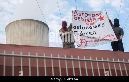 Wolfsburg, Deutschland. Juni 2021. Klimaaktivisten blockieren einen Kohlezug auf dem Gelände des VW-Kohlekraftwerks. Seit dem frühen Morgen besetzen Demonstranten der Aktionsgruppe "Get off the Gas" das Kohlekraftwerk im Volkswagen-Werk in Wolfsburg. Quelle: Julian Stratenschulte/dpa/Alamy Live News Stockfoto