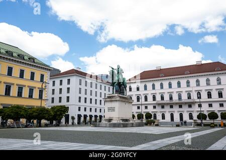 Wittelsbacherplatz in München, blauer Himmel Stockfoto