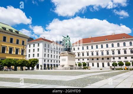 Wittelsbacherplatz in München, blauer Himmel Stockfoto