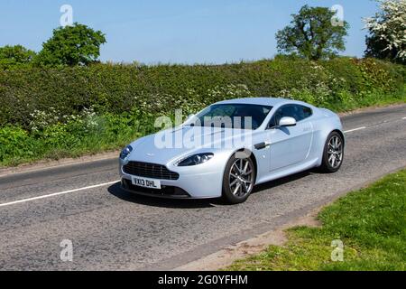 2013 Aston Martin Vantage V8, 4735 ccm Benziner-Coupé auf dem Weg zur Capesthorne Hall Classic Car Show im Mai, Ceshire, Großbritannien Stockfoto